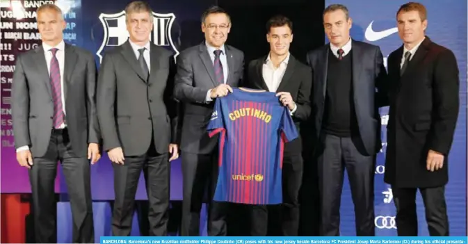  ??  ?? BARCELONA: Barcelona’s new Brazilian midfielder Philippe Coutinho (CR) poses with his new jersey beside Barcelona FC President Josep Maria Bartomeu (CL) during his official presentati­on in Barcelona yesterday. — AFP