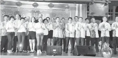  ??  ?? FRANCIS (tengah) bersama tetamu lain mengucapka­n Tahun Baharu Cina kepada semua yang hadir.