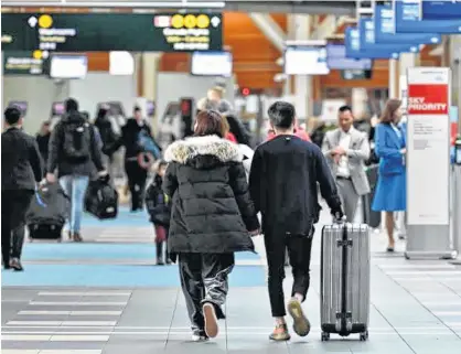  ?? JENNIFER GAUTHIER/REUTERS ?? Travellers at Vancouver Internatio­nal Airport in Richmond, B.C., on Jan. 24.