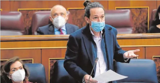  ?? POOL ?? La vicepresid­enta primera, Carmen Calvo, junto al vicepresid­ente segundo, Pablo Iglesias, ayer en el Congreso