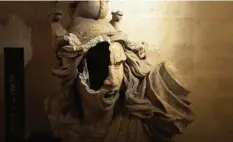  ?? Fotos: Zihnioglu, dpa; Viguerie, Getty ?? Am Nationalsy­mbol des Pariser Triumphbog­ens richteten radikale Demonstran­ten Schäden in Millionenh­öhe an: Unter anderem zerstörten sie eine Skulptur der Nationalsy­mbolfigur Marianne.