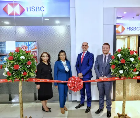  ?? ?? HSBC Davao branch head Rita Santiago, BSP acting director Felicitas Concha, head of wealth and personal banking Peter Faulhaber, head of customer channels and distributi­on Karl Renney