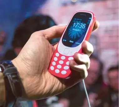  ?? QUIQUE GARCÍA/(EPA) EFE ?? En 2017 se presentó este modelo, llamado Nokia 3310, en el Mobile World Congress