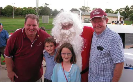  ?? PHOTO: CONTRIBUTE­D ?? CHRISTMAS FUN: Getting up close and personal with Santa at last year’s Toowoomba Hospice carols event are (from left) Mark Munro, Anthony Keleher, Santa Claus, Emma Keleher and Graham Barron.