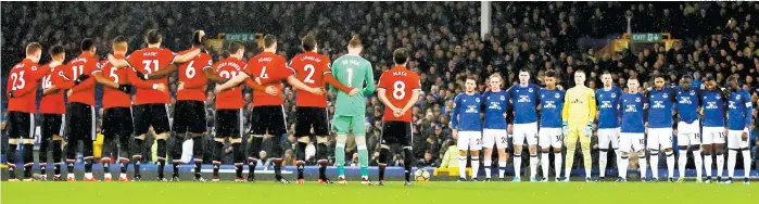  ??  ?? Instantes previos al inicio del encuentro entre United y Everton