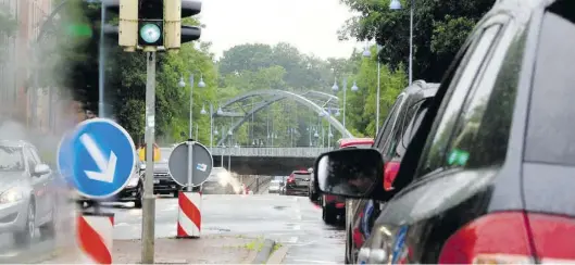  ?? BILD: SASCHA STÜBER ?? Stau auf der Ammerlände­r Heerstraße: Autofahrer versuchen, die Autobahn zu umfahren.