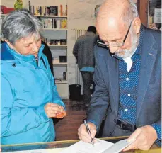  ?? FOTO: SABINE CENTNER ?? Nach der Lesung: Rolf Waldvogel signiert seine Bücher.