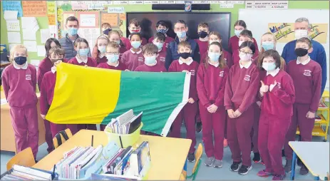  ?? (Pic: John Ahern) ?? Special guest, Davy Russell, with principal Nelius de Roiste and teacher, Joseph Cremin, along with Castlelyon­s N.S. sixth class pupils.