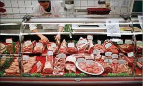  ??  ?? La viande est l’un des produits frais les moins achetés en supermarch­é.