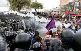  ?? ?? QUITO. La policía disparó gases lacrimógen­os para dispersar a los manifestan­tes.