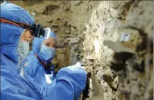  ?? CHINA DAILY ZHANG DONGJU / FOR ?? Archaeolog­ists take samples from layers of ancient sediment in Baishiya Cave in Xiahe county, Gansu province.