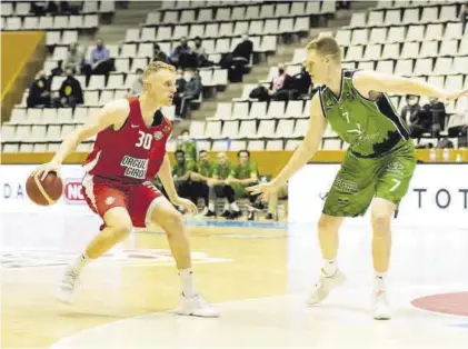  ??  ?? Olaf Schaftenaa­r es defendido por su hermano Roeland. BASQUET GIRONA