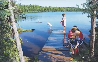  ??  ?? Beau temps, mauvais temps, les prochaines semaines se dérouleron­t sous le signe de la détente pour les gens qui auront le bonheur d’être en vacances. - Archives