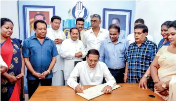  ??  ?? President Maithripal­a Sirisena, cornered and isolated by the latest political developmen­ts, signed the book to mark the opening of the SLFP’s Colombo District Office in Maradana.
