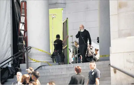  ?? Al Seib Los Angeles Times ?? CREW MEMBERS work on the steps of Los Angeles City Hall as the film “Ocean’s Eight” shoots scenes on the Spring Street steps March 6. The film features female thieves who try to pull off the heist of the century at New York’s annual Met Gala.