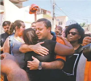  ?? MAÍRA COELHO ?? Prefeito Rodrigo Neves visitou a comunidade e disse que vai dar aluguel social e casas para desabrigad­os