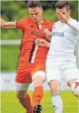  ?? FOTO: VOLKER STROHMAIER ?? Der SV Mietingen (links Robin Ertle) und der FV Ravensburg II (Marian Pfluger) trennten sich mit 4:4.