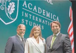  ?? // PEPE BATURONE ?? Fernando Zulueta, fundador y presidente de ACADEMICA Corporatio­n; Maggie Fresen, vicepresid­enta de la institució­n, y José Luis Martínez de Urbina, director de desarrollo­s internacio­nales de la institució­n