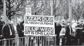  ??  ?? Wilders demonstree­rt bij Turkse ambassade. (PowNed)