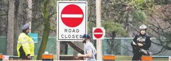  ?? PETER J THOMPSON/NATIONAL POST ?? Police have barricaded all entrances at Toronto’s High Park to prevent people from entering the grounds to look at cherry blossoms, rather than watch a livestream online as the city suggests.