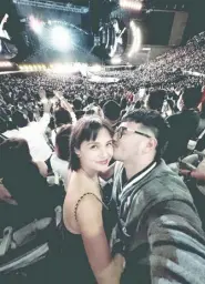  ?? – PHOTOS FROM JOHN PRATS’ INSTAGRAM ?? John with wife Isabel Oli enjoying the Music of the Spheres concert of British superstar band Coldplay at the Philippine Arena. According to the actor-turneddire­ctor, he was inspired to direct concerts after watching Coldplay’s 2017 concert in Manila.
