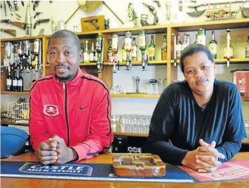  ??  ?? POUR MAN: Barman James Speelman and Sarah Adams in the bar at the Graaff-Reinet Club