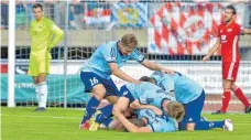 ?? FOTO: HÖRGER ?? Fußball Regionalli­ga Bayern: Der FV Illertisse­n und der FC Memmingen standen sich gegenüber. Jubel nach dem Führungstr­effer zum 1:0 für die Illertaler durch Moritz Nebel, der noch vom Platz musste.