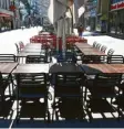  ??  ?? Tische und Stühle eines Cafés in der Wiener Innenstadt bleiben leer.