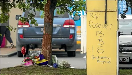  ?? STUFF ?? Flowers and messages surround the tree at the centre of Sunday night’s tragedy, in which three teenagers died, following a discontinu­ed police pursuit.