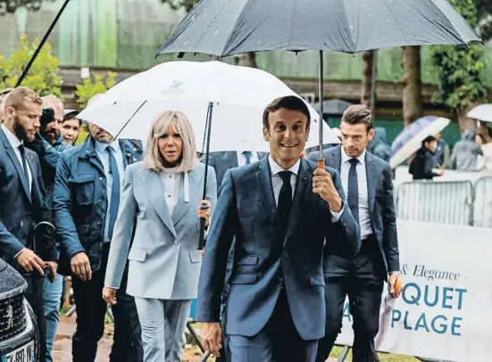  ?? LUDOVI MARIN / A P ?? Macron y su esposa, Brigitte, votaron ayer en Le Touquet, la mañana de un domingo que acabó torcido para el presidente