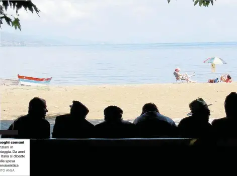  ?? FOTO ANSA ?? Luoghi comuni Anziani in spiaggia. Da anni in Italia si dibatte sulla spesa pensionist­ica