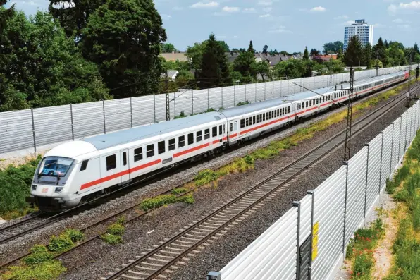  ?? Archivfoto: Silvio Wyszengrad ?? Das ist die bestehende Bahnstreck­e Richtung Ulm im Augsburger Bärenkelle­r (hier auf Höhe Am Wachtelsch­lag). Entweder werden die Kapazitäte­n hier erweitert, oder es wird eine neue Trasse im Augsburger Stadt‰ gebiet nötig.