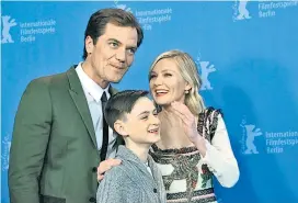  ??  ?? Die Berlinale geht mit einem Höhepunkt ins erste Wochenende: In „Midnight Special“verbindet USRegisseu­r Jeff Nichols Familiendr­ama und Science-Fiction: Michael Shannon (li.) muss als Vater mit