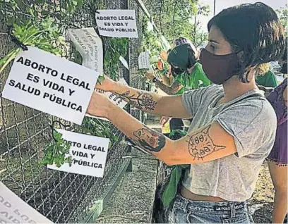  ?? GENTILEZA CAMPAÑA POR EL ABORTO LEGAL ?? “PEREJILAZO”. Durante la protesta que se realizó el martes frente al Ministerio de Salud se dio a conocer la muerte de la mujer.