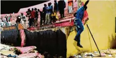  ?? Foto: afp ?? Tote und Verletzte gab es in einem Stadion in Dakar, als bei Ausschreit­ungen zwi schen Fans Mauern der Arena einstürzte­n.