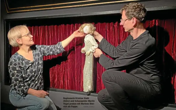  ?? ADRIAN LÄCHELE ?? Regisseuri­n Kristine Stahl (links) und Schauspiel­er Martin Vogel proben mit Marlene Dietrich als Puppe.