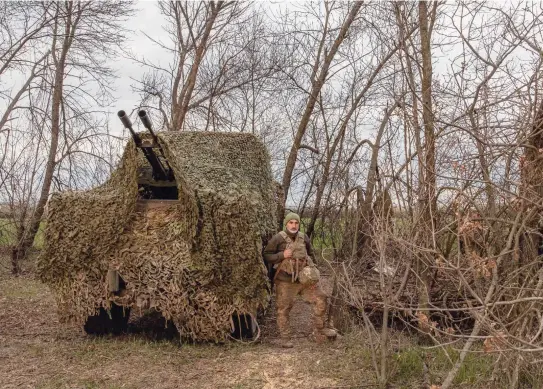  ?? ?? Een Oekraïense militair van de mobiele luchtverde­digingseen­heid van de 117e Gemechanis­eerde Brigade in de regio Zaporizja, 6 april.