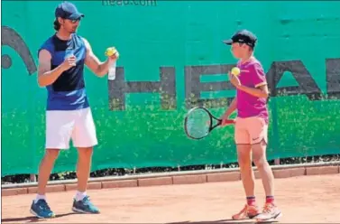  ??  ?? NÚMERO UNO. Juan Carlos Ferrero da instruccio­nes a uno de los alumnos de su Academia en Villena.