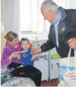  ?? FOTO: EHRMANN ?? Alois Fimpel verteilt auf der Kinderstat­ion Schokolade.