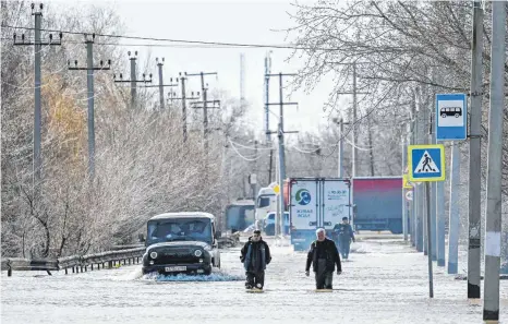  ?? FOTO: MAKSIM BOGODVID/IMAGO ?? Das Jahrhunder­thochwasse­r im Südural und in Sibirien hat allein in der Region Orenburg 12.300 Wohnhäuser und viele Straßen überflutet.