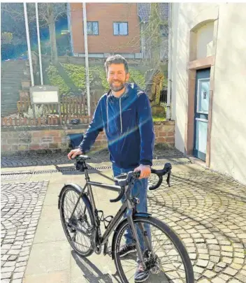  ?? FOTO: STADT SULZBACH ?? Peter Hell aus Neuweiler schwingt sich nicht nur in seiner Freizeit in den Sattel. Er hat das Fahrrad längst in seinen Alltag eingebaut. Da fallen ihm an vielen Stellen in Sulzbach Dinge auf, die es noch zu verändern gilt.