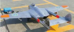  ??  ?? Le DH 100 Vampire de Frank Wegner est issu d’un kit Derjet au 1/5. C’était le seul modèle électrique de ce championna­t. La propulsion est assurée par une turbine Schubeler DS 98 HST alimentée en LiPo 12S, pour une masse au décollage de 11,8 kg.