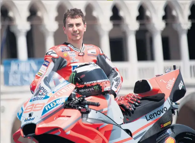  ??  ?? Jorge Lorenzo posa junto a la Ducati en la plaza de San Marcos de Venecia el 30 de mayo de 2018 en un acto de promoción del GP de Italia que se disputa en Mugello.