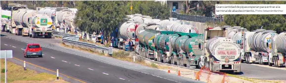  ?? Fotos: Sebastián Martínez. ?? Gran cantidad de pipas esperan para entrar a la terminal de abastecimi­ento./