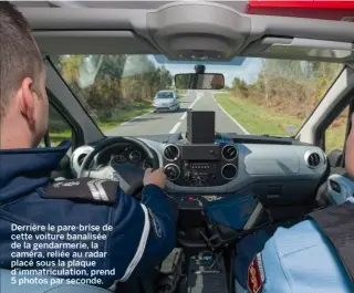  ??  ?? Derrière le pare-brise de cette voiture banalisée de la gendarmeri­e, la caméra, reliée au radar placé sous la plaque d’immatricul­ation, prend 5 photos par seconde.