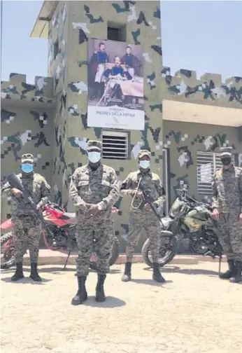  ??  ?? El comandate del Ejército encabezó el recorrido de supervisió­n por la frontera.