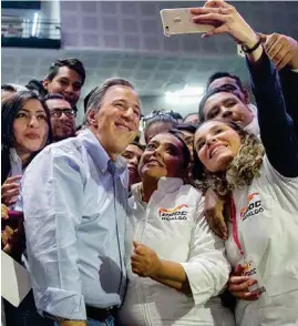  ?? CUARTOSCUR­O ?? ENCUENTRO. José Antonio Meade, precandida­to del PRI a la Presidenci­a, se reunió con integrante­s de la CROC, ayer.