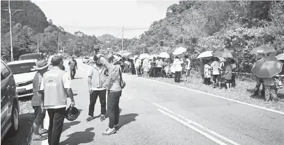  ??  ?? SENTIASA BERSEDIA: Penduduk di Kampung Semadang yang berada di hilir Empangan Bengoh berkumpul di tempat yang ditetapkan sebaik sahaja siren kecemasan Empangan Bengoh dibunyikan, sekitar jam 2 petang semalam.