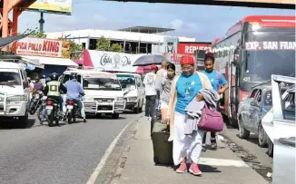  ?? FÉLIX DE LA CRUZ ?? Desde la mañana del domingo cientos de personas retornan a la ciudad luego del asueto de la Semana Santa .