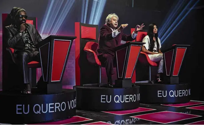  ?? João Miguel Júnior/Divulgação ?? O ator Welder Rodrigues (ao centro) e dois figurantes em cena do humorístic­o ‘Tá no Ar’, da Globo; o quadro faz paródia do programa ‘The Voice Kids’, da mesma emissora